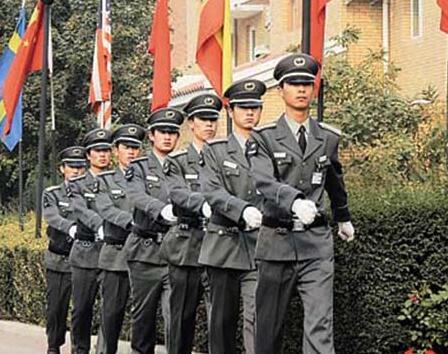 在小區(qū)門口發(fā)生搶劫事件時(shí)，物業(yè)保安是否負(fù)有相關(guān)責(zé)任